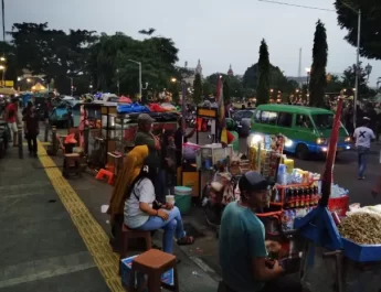 Untuk saat ini, Satpol PP hanya bisa melakukan penertiban skala kecil setiap hari sembari menunggu kebijakan final dari pemerintah kota.