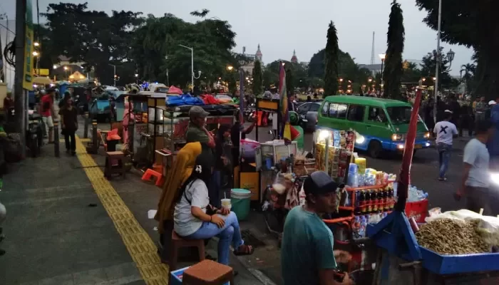 Untuk saat ini, Satpol PP hanya bisa melakukan penertiban skala kecil setiap hari sembari menunggu kebijakan final dari pemerintah kota.