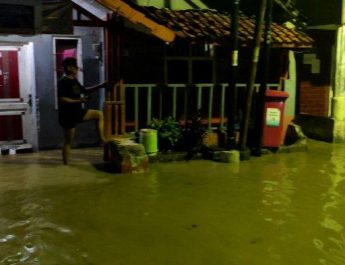 Kejadian ini membuat warga panik dan bergegas menyelamatkan barang-barang berharga mereka.