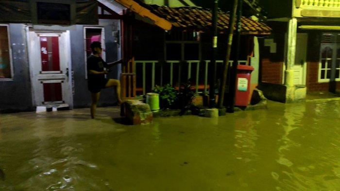 Kejadian ini membuat warga panik dan bergegas menyelamatkan barang-barang berharga mereka.