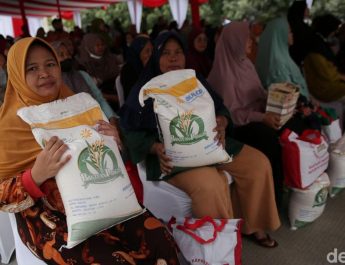 Bansos beras 10 kg akan didistribusikan melalui kantor desa atau Kantor Pos Indonesia terdekat. Program ini dirancang untuk membantu masyarakat kurang mampu memenuhi kebutuhan pokok sehari-hari