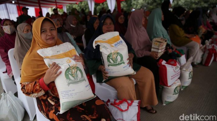 Bansos beras 10 kg akan didistribusikan melalui kantor desa atau Kantor Pos Indonesia terdekat. Program ini dirancang untuk membantu masyarakat kurang mampu memenuhi kebutuhan pokok sehari-hari