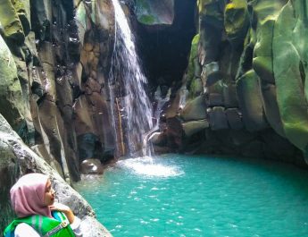 Wisata ini dibuka setiap hari dari pukul 08.00 hingga 17.00 WIB.