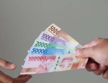 Ketua DPRD Kabupaten Bogor, Sastra Winara, mendesak pemerintah daerah untuk mencopot kepala sekolah yang terbukti melakukan pelanggaran tersebut