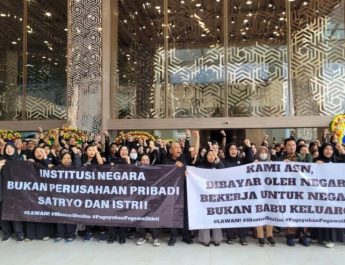 Spanduk lain terpampang di depan gedung bertuliskan, “Pak Presiden, selamatkan kami dari menteri pemarah, suka main tampar, dan main pecat