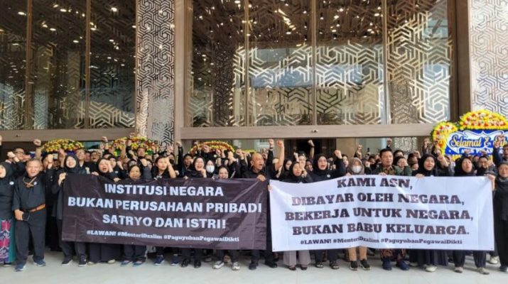 Spanduk lain terpampang di depan gedung bertuliskan, “Pak Presiden, selamatkan kami dari menteri pemarah, suka main tampar, dan main pecat