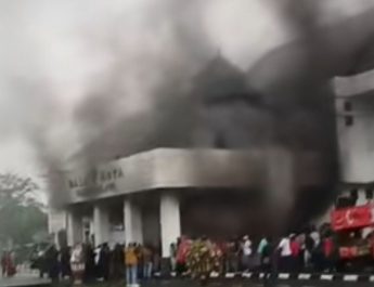 Aksi protes mendapat pengawalan ketat dari aparat keamanan untuk memastikan tidak terjadi kerusuhan. Meski sempat terjadi aksi dorong-dorongan, tidak ada korban dalam insiden tersebut.