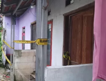Peristiwa ini mengejutkan warga sekitar dan menjadi perhatian serius pihak kepolisian. Saat ini, pelaku telah diamankan untuk proses hukum lebih lanjut, sementara korban masih dalam perawatan intensif di rumah sakit.