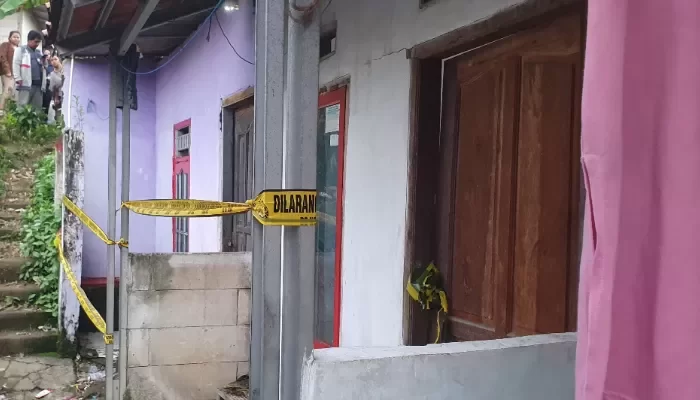 Peristiwa ini mengejutkan warga sekitar dan menjadi perhatian serius pihak kepolisian. Saat ini, pelaku telah diamankan untuk proses hukum lebih lanjut, sementara korban masih dalam perawatan intensif di rumah sakit.