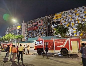 Kebakaran melanda Grage Mall, salah satu pusat perbelanjaan terbesar di Cirebon, pada Rabu malam, 8 Januari 2024