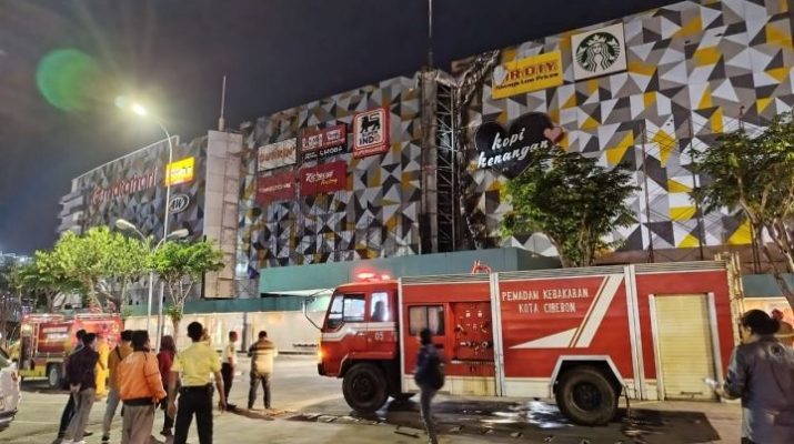 Kebakaran melanda Grage Mall, salah satu pusat perbelanjaan terbesar di Cirebon, pada Rabu malam, 8 Januari 2024