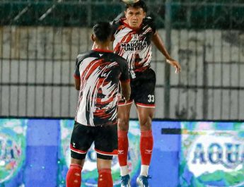 Para pemain Madura United langsung menggelar sesi pemanasan (warming up) di Stadion Gelora Bangkalan