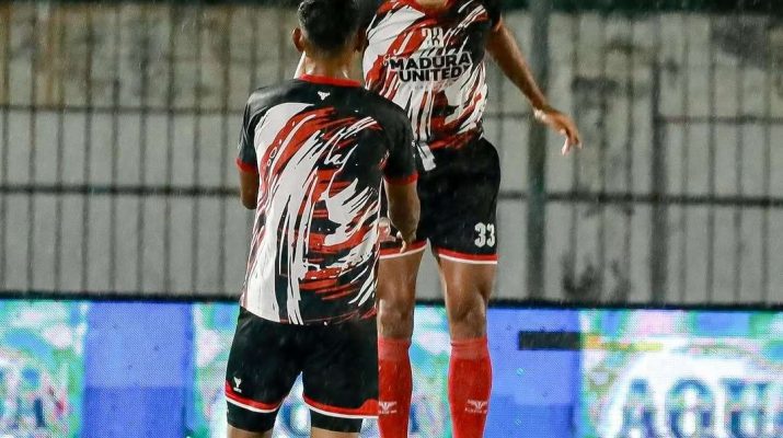 Para pemain Madura United langsung menggelar sesi pemanasan (warming up) di Stadion Gelora Bangkalan