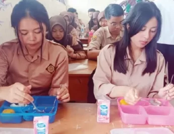 Ia juga menyebut bahwa menu yang disajikan dirancang oleh ahli gizi dan program ini akan dilaksanakan bertahap di Jawa Barat dengan anggaran Rp1 triliun