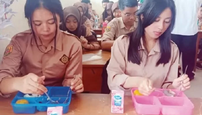 Ia juga menyebut bahwa menu yang disajikan dirancang oleh ahli gizi dan program ini akan dilaksanakan bertahap di Jawa Barat dengan anggaran Rp1 triliun