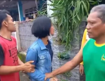 Menurut informasi yang beredar, dua wanita tersebut terlihat memasuki beberapa rumah warga dengan gerak-gerik mencurigakan.