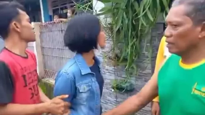Menurut informasi yang beredar, dua wanita tersebut terlihat memasuki beberapa rumah warga dengan gerak-gerik mencurigakan.