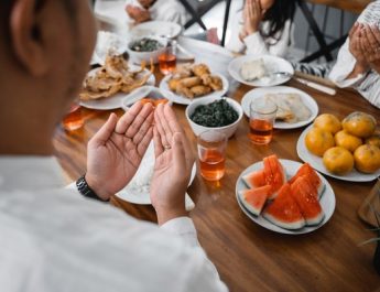 Rajab adalah salah satu dari empat bulan mulia dalam Islam. Hal ini dijelaskan dalam kitab Nihayatuz Zain karya Syekh Nawawi Banten, yang menyebutkan keutamaan bulan-bulan haram, yaitu Muharam, Rajab, Zulhijah, dan Zulkaidah