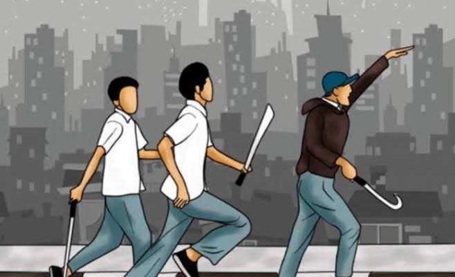 Jika melihat sekelompok remaja yang nongkrong hingga larut malam tanpa tujuan jelas, warga diimbau untuk membubarkan mereka atau melapor ke kepolisian setempat.