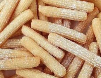 popcorn churros! Kudapan ini nggak cuma renyah, tapi juga praktis dibuat sendiri di rumah.