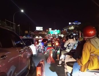Meski harus terjebak dalam antrean panjang, sejumlah wisatawan memanfaatkan momen ini untuk menepi di pinggir jalan.
