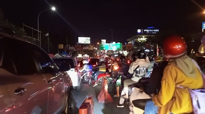 Meski harus terjebak dalam antrean panjang, sejumlah wisatawan memanfaatkan momen ini untuk menepi di pinggir jalan.