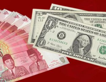 Kepala Ekonom Bank Permata, Josua Pardede, dalam wawancara eksklusif, menjelaskan bahwa pelemahan nilai tukar rupiah ini dipicu oleh kombinasi sentimen global dan domestik.