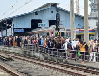 Masalah ini menjadi sorotan terutama saat musim hujan, di mana penumpang sering kebasahan ketika naik atau turun dari kereta.