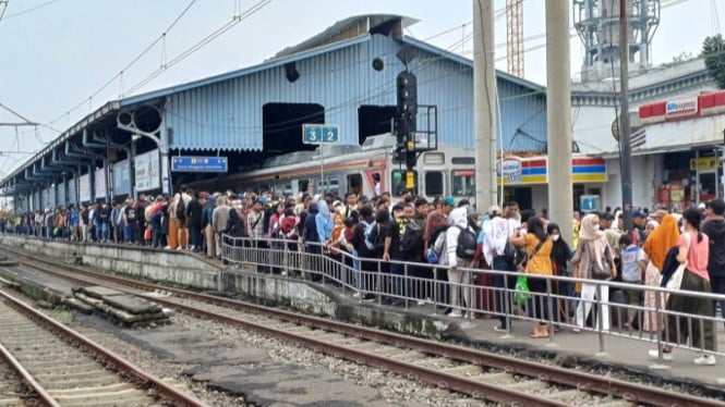 Masalah ini menjadi sorotan terutama saat musim hujan, di mana penumpang sering kebasahan ketika naik atau turun dari kereta.