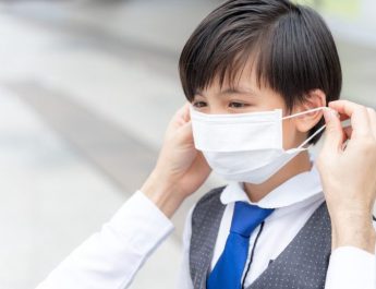 HMPV diketahui memiliki gejala mirip flu, seperti batuk, pilek, demam, dan sesak napas. Sebagian besar orang yang terinfeksi dapat pulih dengan sendirinya tanpa memerlukan perawatan khusus.