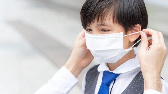 HMPV diketahui memiliki gejala mirip flu, seperti batuk, pilek, demam, dan sesak napas. Sebagian besar orang yang terinfeksi dapat pulih dengan sendirinya tanpa memerlukan perawatan khusus.