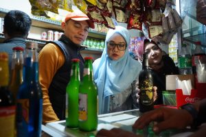 Anggota DPRD Kota Bogor Karnain Asyhar saat sidak penjualan minuman beralkohol