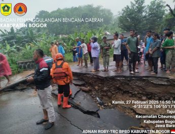 Jembatan di Desa Tajur, Kecamatan Citeureup, Kabupaten Bogor ambruk, Kamis (27/2/2025) sore. (BPBD Kabupaten Bogor).
