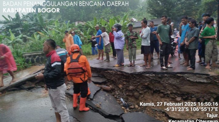 Jembatan di Desa Tajur, Kecamatan Citeureup, Kabupaten Bogor ambruk, Kamis (27/2/2025) sore. (BPBD Kabupaten Bogor).