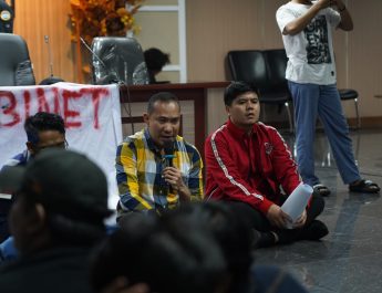 Wakil Ketua DPRD Kota Bogor Rusli Prihatevy saat menemui mahasiswa demo di gedung dewan setempat, Kamis, (27/2/2025).