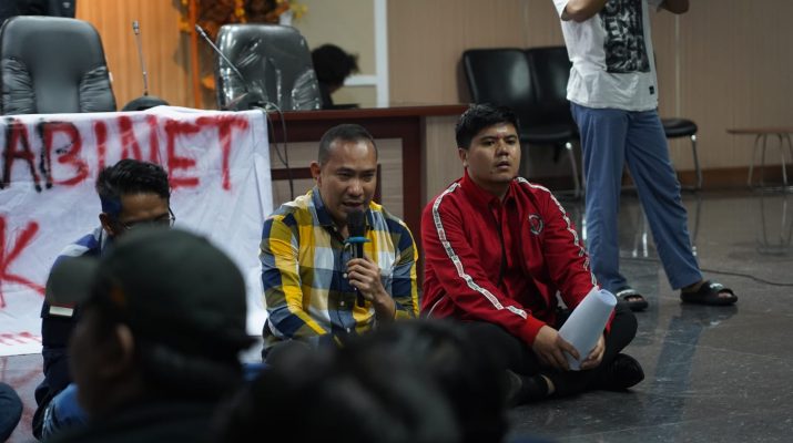 Wakil Ketua DPRD Kota Bogor Rusli Prihatevy saat menemui mahasiswa demo di gedung dewan setempat, Kamis, (27/2/2025).