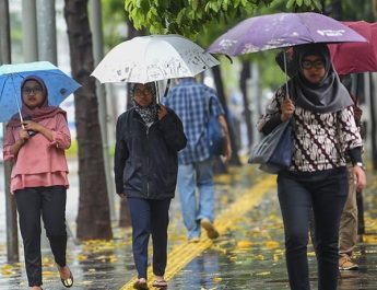 Angin bertiup dari arah barat daya hingga barat dengan kecepatan antara 5 hingga 45 kilometer per jam.
