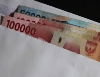Besarannya diperkirakan sekitar Rp300.000 hingga Rp500.000 per bulan. Namun, saat ini pemerintah masih mengumpulkan data jumlah guru honorer yang belum memiliki sertifikasi