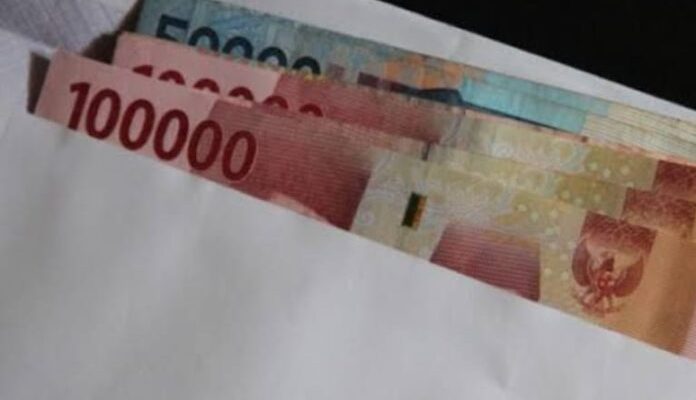 Besarannya diperkirakan sekitar Rp300.000 hingga Rp500.000 per bulan. Namun, saat ini pemerintah masih mengumpulkan data jumlah guru honorer yang belum memiliki sertifikasi