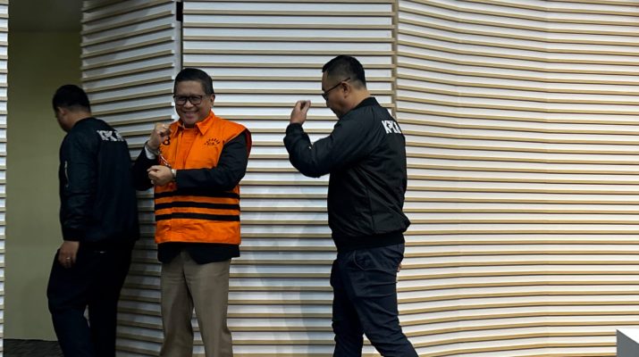 Ia disebut-sebut berusaha menghalangi proses hukum, termasuk dengan meminta Harun Masiku untuk merusak ponselnya dan melarikan diri setelah operasi tangkap tangan (OTT) dilakukan.