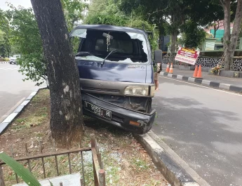 Secara tiba-tiba, mobil pick-up yang sebelumnya berada di jalur cepat berpindah ke jalur lambat dengan kecepatan tinggi tanpa memperhatikan kendaraan lain.