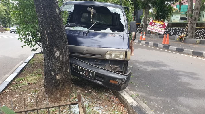 Secara tiba-tiba, mobil pick-up yang sebelumnya berada di jalur cepat berpindah ke jalur lambat dengan kecepatan tinggi tanpa memperhatikan kendaraan lain.