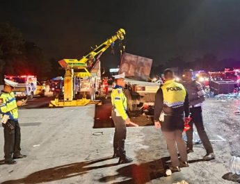 Video berdurasi 1 menit 36 detik yang beredar di media sosial menunjukkan kerusakan hebat di lokasi kejadian. Gerbang tol tampak rusak parah dengan kobaran api yang membumbung tinggi di belakang pintu transaksi tol