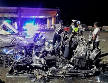 Pihak kepolisian dan Jasa Marga masih melakukan investigasi lebih lanjut terkait kecelakaan ini, termasuk memastikan penyebab pasti insiden yang melibatkan beberapa kendaraan tersebut.