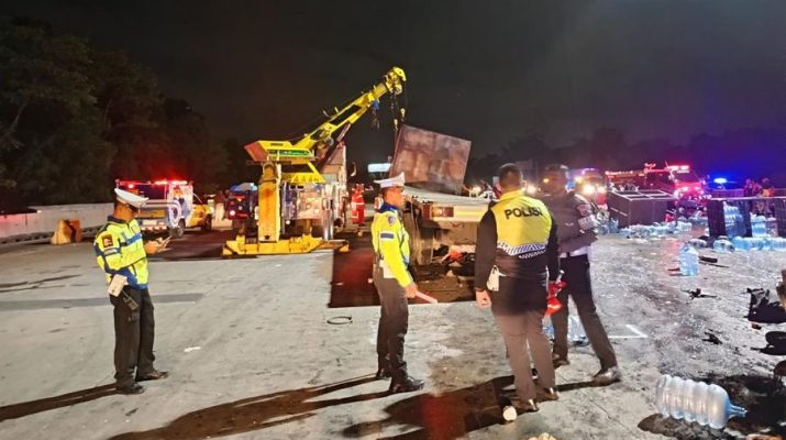 Video berdurasi 1 menit 36 detik yang beredar di media sosial menunjukkan kerusakan hebat di lokasi kejadian. Gerbang tol tampak rusak parah dengan kobaran api yang membumbung tinggi di belakang pintu transaksi tol