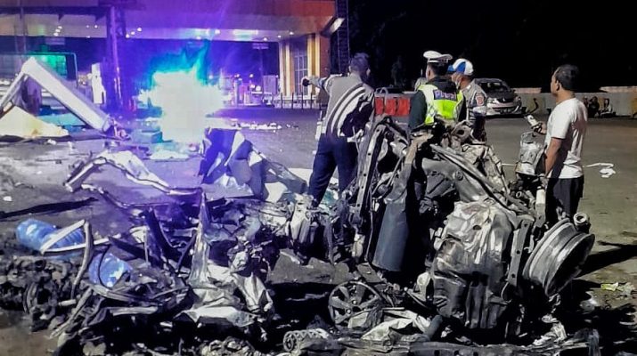 Pihak kepolisian dan Jasa Marga masih melakukan investigasi lebih lanjut terkait kecelakaan ini, termasuk memastikan penyebab pasti insiden yang melibatkan beberapa kendaraan tersebut.