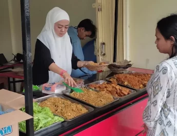 Tak perlu khawatir kelaparan di Kota Bogor, Rumah Makan Gratis di Jalan Achmad Adnawijaya No. 9C menyediakan makanan gratis bagi siapa saja yang membutuhkan, tanpa syarat apa pun.
