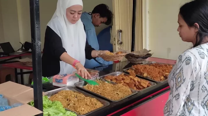 Tak perlu khawatir kelaparan di Kota Bogor, Rumah Makan Gratis di Jalan Achmad Adnawijaya No. 9C menyediakan makanan gratis bagi siapa saja yang membutuhkan, tanpa syarat apa pun.