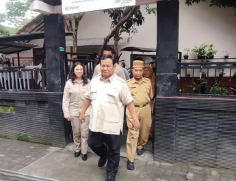 Kunjungan ini menunjukkan perhatian Presiden Prabowo terhadap pendidikan dasar, tidak hanya dalam aspek gizi tetapi juga kualitas belajar dan kebersihan lingkungan sekolah