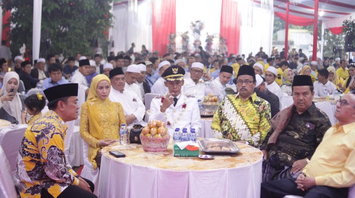 Setelah rapat paripurna, acara berlanjut dengan syukuran dan silaturahmi yang berlangsung di kediaman Wakil Bupati Bogor, Jaro Ade